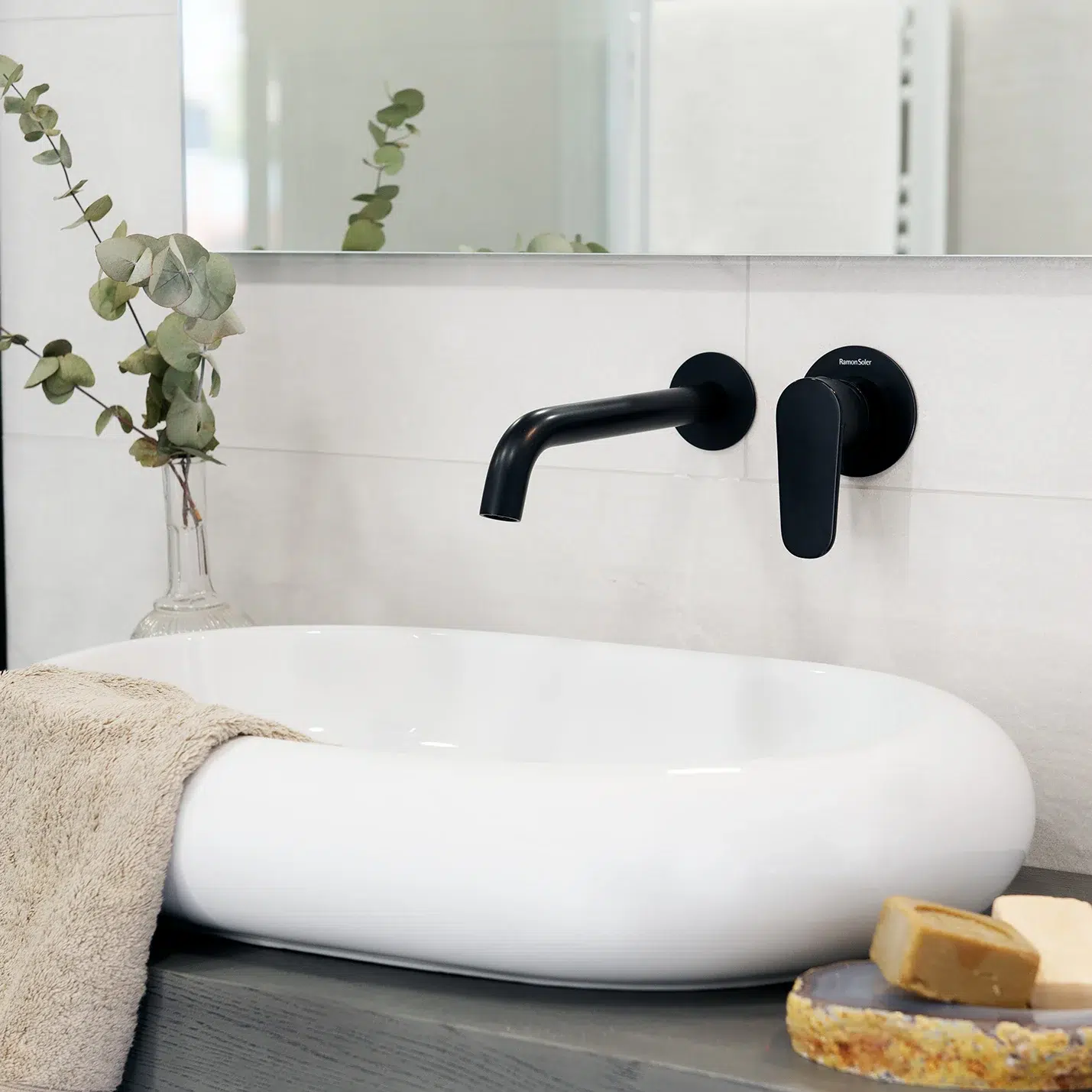 Grifería negra: el detalle que transforma un baño